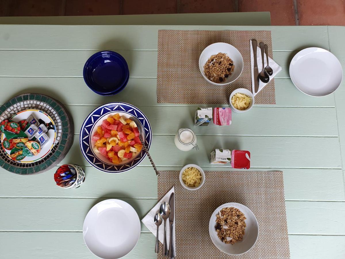 On Pinewood Guest House เคปทาวน์ ภายนอก รูปภาพ