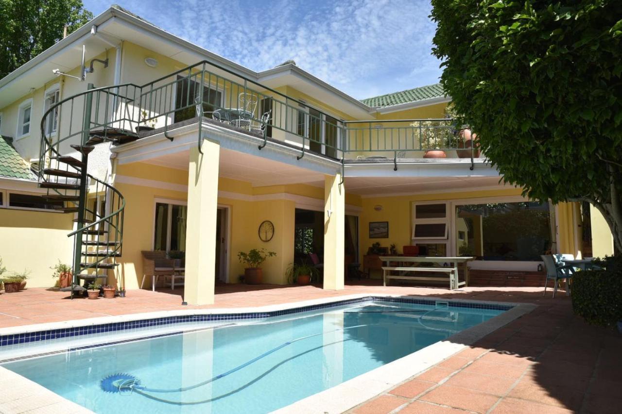 On Pinewood Guest House เคปทาวน์ ภายนอก รูปภาพ