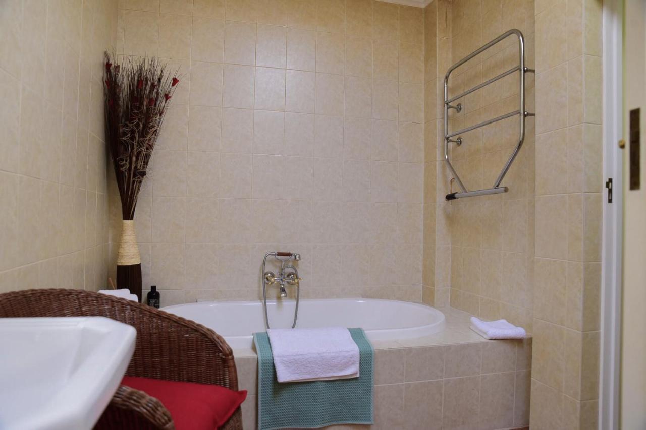 On Pinewood Guest House เคปทาวน์ ภายนอก รูปภาพ