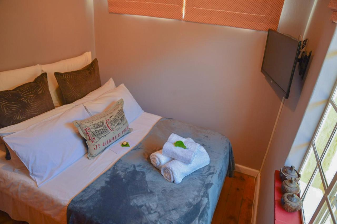 On Pinewood Guest House เคปทาวน์ ภายนอก รูปภาพ