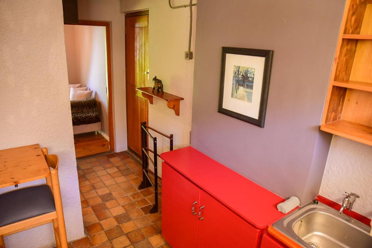 On Pinewood Guest House เคปทาวน์ ภายนอก รูปภาพ