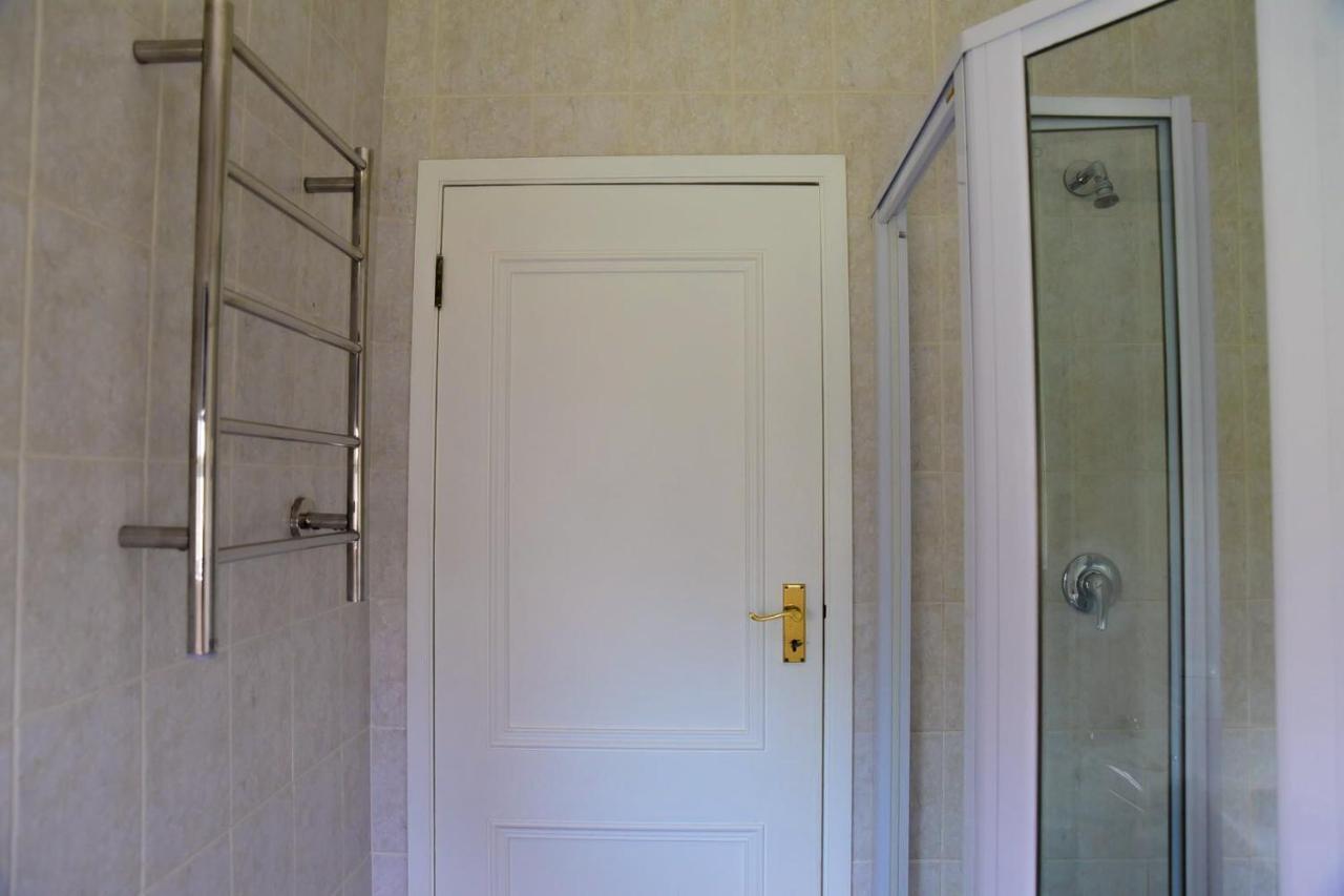 On Pinewood Guest House เคปทาวน์ ภายนอก รูปภาพ