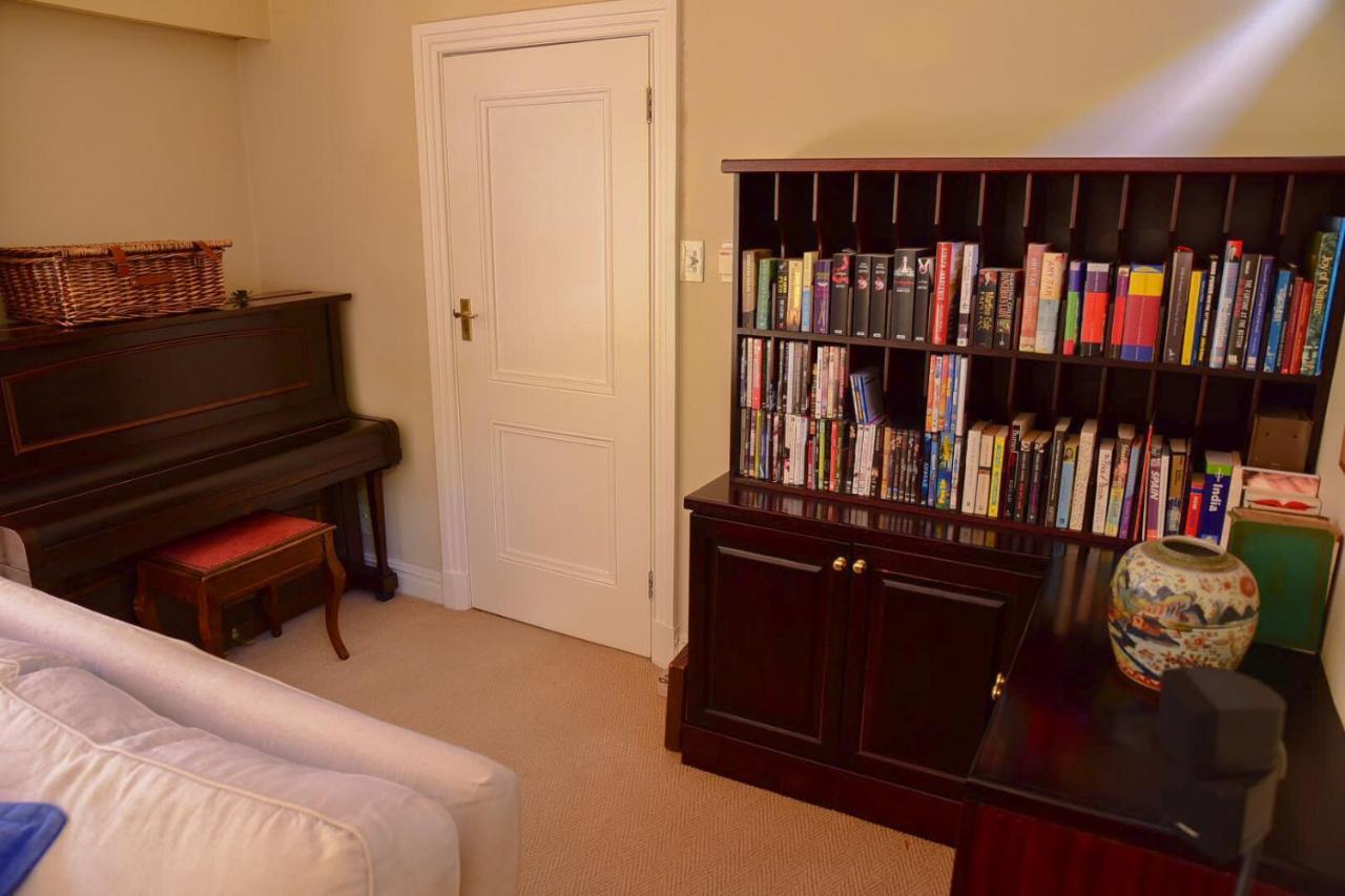 On Pinewood Guest House เคปทาวน์ ภายนอก รูปภาพ