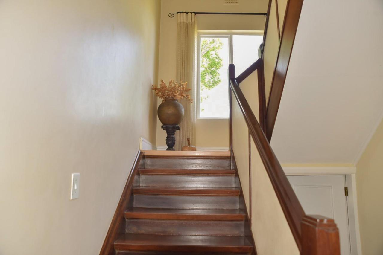 On Pinewood Guest House เคปทาวน์ ภายนอก รูปภาพ